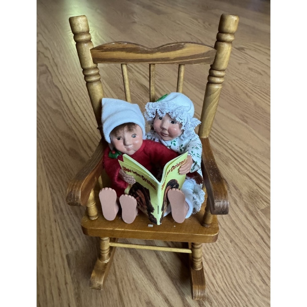 2012 Byers‎ Choice Carolers Children Reading Night Before Christmas Figurine